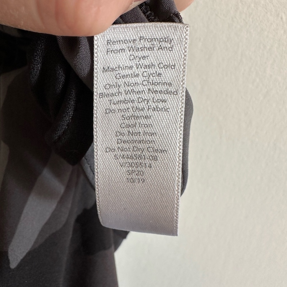 Athleta Black/Gray Camo Mesh Racer Run Short 4” Size XS EUC - Picture 15 of 15